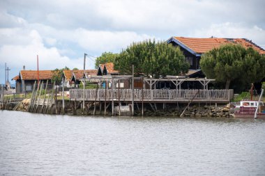 Fransa 'da seyahat, Gujan-Mestras köyünde eski ahşap kulübeler ve istiridye çiftlikleri, taze istiridye kabukları, Arcachon körfezi, Atlantik okyanusu, Fransa, turist durağı ekimi, balıkçılık ve satışı