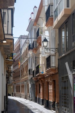 Avrupa 'nın en eski şehir ve limanlarından biri olan Endülüs' ün güneyindeki Atlantik Okyanusu 'nda, beyaz şehir Cadiz' de yürüyen turistler,