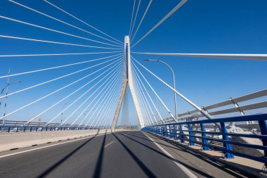 Cadiz Körfezi boyunca yüksek sütunlu kabloyla Cadiz 'i İspanya' daki Puerto Real 'e bağlayan kablo destekli nakliye köprüsünün görüntüsü