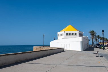 Avrupa 'nın en eski şehir ve limanlarından biri olan Endülüs' ün güneyindeki Atlantik Okyanusu 'nda, beyaz şehir Cadiz' de yürüyen turistler,