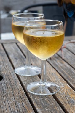 Sauternes 'de Bordeaux şarabı tatmak, Gironde Estuary, Fransa' nın sol kıyısında. Açık hava restoranında öğle yemeğinde servis edilen beyaz tatlı Fransız şarabı.