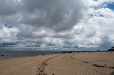 Güneşli Arcachon 'da kumsalda yürümek, Atlantik kıyısındaki tatil beldesi güzel parklar, villalar, sokaklar ve kumlu plajlar ve çam ağaçları, Fransa