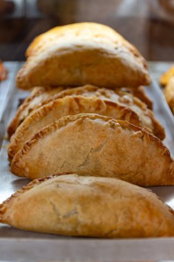 Geleneksel İspanyol ve Latin Amerikalı lezzetli börekler farklı dolgularla, fırındaki çiftçi pazarında