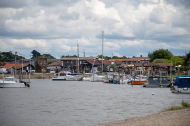 Fransa 'da seyahat, Gujan-Mestras köyünde eski ahşap kulübeler ve istiridye çiftlikleri, taze istiridye kabukları, Arcachon körfezi, Atlantik okyanusu, Fransa, turist durağı ekimi, balıkçılık ve satışı