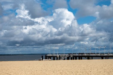 Güneşli Arcachon 'da kumsalda yürümek, Atlantik kıyısındaki tatil beldesi güzel parklar, villalar, sokaklar ve kumlu plajlar ve çam ağaçları, Fransa
