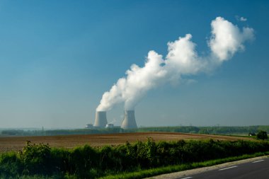 Nükleer enerji santralinin soğutma kulelerine bakın. Isı kaynağı nükleer reaktör, Fransa, Avrupa, ucuz enerji kaynağı.