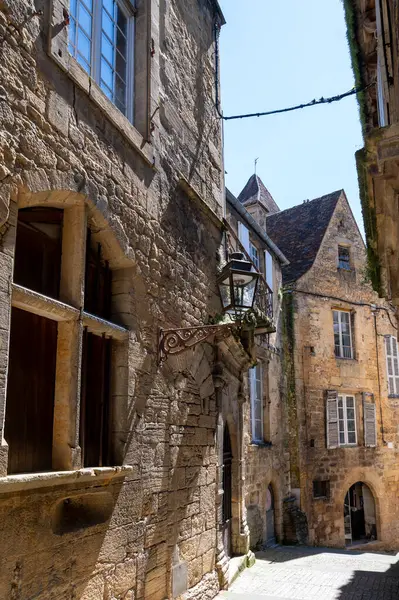 Ortaçağ tarihi merkezi, UNESCO sitesi ve kışın meşhur Perigord trüf mantarı işaretli Fransız Dordogne, Yeni Aquitaine 'deki Sarlat-la-Caneda veya Sarlat kasabası
