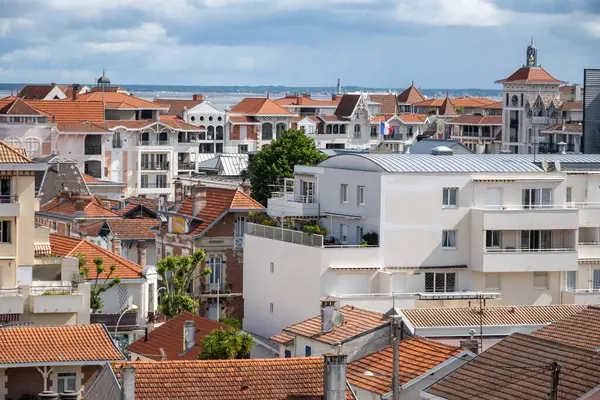 stock image Walking in sunny Arcachon, vacation destination town on Atlantic coast with beatiful parks, villas, streets and sandy beach and pine trees, France