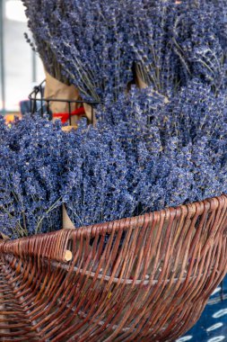 Valensole, Provence, Fransa 'da dükkanda satılık aromalı lavanta ya da lavanta çiçekleri