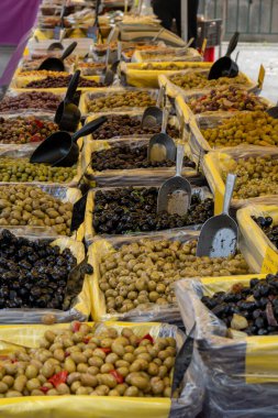 Fransız çiftçi pazarında turşu ve marine edilmiş siyah ve yeşil zeytin, enginar, sebze, lezzetli tapas çeşitleri.