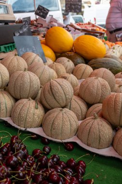 Carpentras kasabasından tatlı olgun kavunlar çiftçi pazarı, Provence, Fransa, mevsimlik yerel yiyecekler