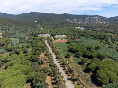 Yeşil heuverlar, Cavalaire-sur-Mer ve La Croix-Valmer yakınlarındaki evler, Fransız Riviera, Var, Provence, Fransa yaz tatili