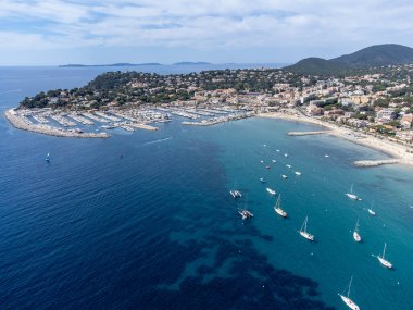 Botlardaki hava manzarası, Plage du Debarquement 'in berrak mavi suyu Cavalaire-sur-Mer ve La Croix-Valmer yakınlarındaki kumlu plaj, Fransız Riviera, Var, Provence, Fransa yaz tatili