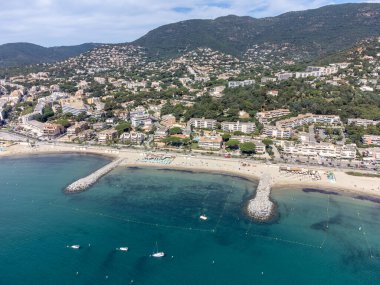 Yat teknelerinde hava manzarası, Cavalaire-sur-Mer yakınlarındaki beyaz kumlu sahil kristal berrak mavi deniz, Fransız Riviera, Var, Provence, Fransa yaz tatili