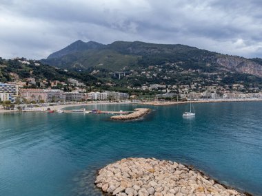 Fransız Riviera 'sı, renkli Menton eski şehri ve mavi Akdeniz' de Fransız-İtalyan sınırına yakın liman manzarası, seyahat yeri, yukarıdan panoramik manzara