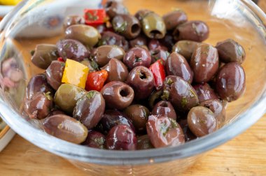 Kavanozda turşu ve marine edilmiş zeytin, Lezzetli İtalyan aperatifleri, anti-pastalar, tapas