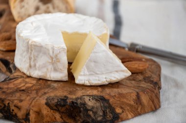 Fransız yumuşak Camembert peyniri, orijinal Camembert de Normandie ham pastörize edilmemiş inek sütünden yapılır.