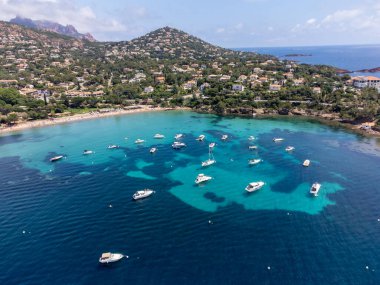 Mavi Akdeniz 'deki panoramik manzara, Agay kasabasının kumlu plajı, Esterel kızıl dağları yakınlarındaki yaz tatili merkezi, Fransız Riviera, Provence. Fransa