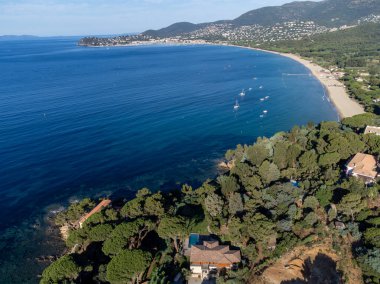 Botlardaki hava manzarası, Plage du Debarquement 'in berrak mavi suyu Cavalaire-sur-Mer ve La Croix-Valmer yakınlarındaki kumlu plaj, Fransız Riviera, Var, Provence, Fransa yaz tatili