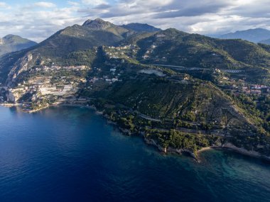 San-Remo yakınlarındaki Ventimiglia, Grimaldi köyündeki Fransız-İtalyan sınırından İtalyan Riviera ve Mavi Akdeniz 'e hava manzarası, yukarıdan panoramik manzara
