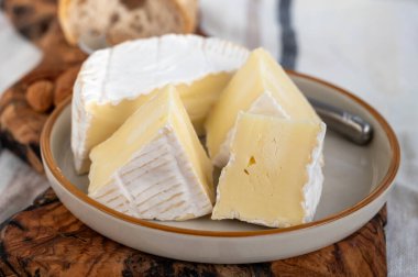 Fransız yumuşak Camembert peyniri, orijinal Camembert de Normandie ham pastörize edilmemiş inek sütünden yapılır.