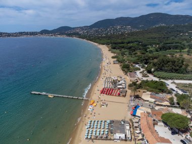 Botlardaki hava manzarası, Plage du Debarquement 'in berrak mavi suyu Cavalaire-sur-Mer ve La Croix-Valmer yakınlarındaki kumlu plaj, Fransız Riviera, Var, Provence, Fransa yaz tatili