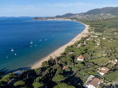 Botlardaki hava manzarası, Plage du Debarquement 'in berrak mavi suyu Cavalaire-sur-Mer ve La Croix-Valmer yakınlarındaki kumlu plaj, Fransız Riviera, Var, Provence, Fransa yaz tatili