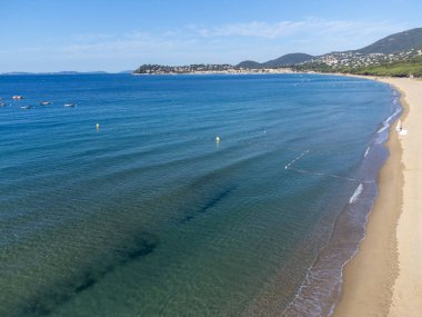 Botlardaki hava manzarası, Plage du Debarquement 'in berrak mavi suyu Cavalaire-sur-Mer ve La Croix-Valmer yakınlarındaki kumlu plaj, Fransız Riviera, Var, Provence, Fransa yaz tatili