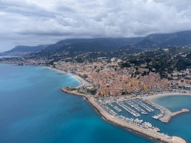 Fransız Riviera, Menton, Monte-Carlo ve Monaco 'nun hava manzarası ve Fransa-İtalya sınırından Ventimiglia' ya olan mavi Akdeniz, seyahat hedefi, yukarıdan panoramik manzara