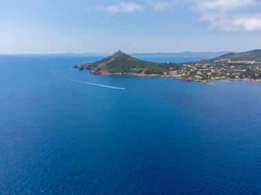 Mavi Akdeniz 'deki panoramik manzara, Agay kasabasının kumlu plajı, Esterel kızıl dağları yakınlarındaki yaz tatili merkezi, Fransız Riviera, Provence. Fransa