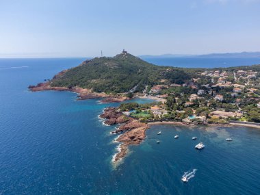 Mavi Akdeniz 'deki panoramik manzara, Agay kasabasının kumlu plajı, Esterel kızıl dağları yakınlarındaki yaz tatili merkezi, Fransız Riviera, Provence. Fransa