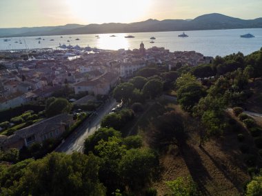 Körfezdeki hava manzarası, tepeler, eski kale, Fransız Rivierası 'ndaki ünlü Saint-Tropez kasabasının renkli evleri gün batımında, Var, Provence, Fransa, yaz tatili beldesi.