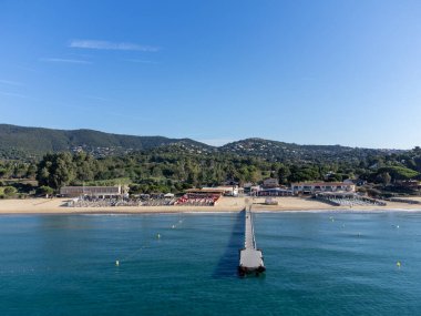 Botlardaki hava manzarası, Plage du Debarquement 'in berrak mavi suyu Cavalaire-sur-Mer ve La Croix-Valmer yakınlarındaki kumlu plaj, Fransız Riviera, Var, Provence, Fransa yaz tatili