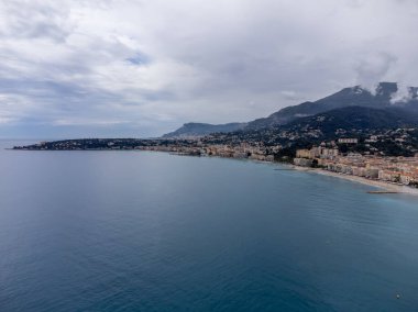 Fransız Riviera 'sı, renkli Menton eski şehri ve mavi Akdeniz' de Fransız-İtalyan sınırına yakın liman manzarası, seyahat yeri, yukarıdan panoramik manzara