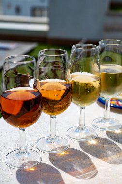 Sherry fino, manzanilla, kremalı Jeremy Sevilla 'nın eski Triana semtinin çatısında Sevilla evleri ve kiliseleri gören şarap kadehleri, şarap kadehleri, şarap kadehleri