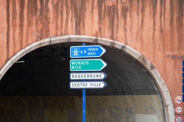 Yaz aylarında Cote d 'azur, Fransız Rivierası, yol işaretleri, Fransa' da turistik yolda trafik sıkışıklığı...