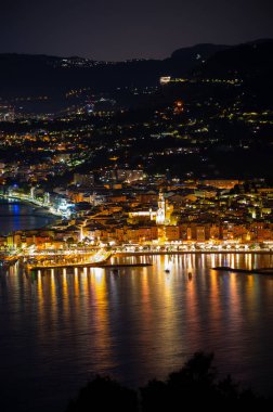 Fransız Rivierası 'nda gece manzarası, Menton' un eski şehir ışıkları ve mavi Akdeniz 'de Fransız-İtalyan sınırı, Monaco, Monte-Carlo, seyahat yeri, panoramik deniz manzarası