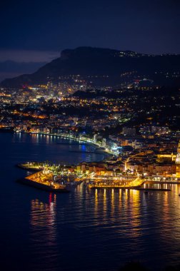 Fransız Rivierası 'nda gece manzarası, Menton' un eski şehir ışıkları ve mavi Akdeniz 'de Fransız-İtalyan sınırı, Monaco, Monte-Carlo, seyahat yeri, panoramik deniz manzarası