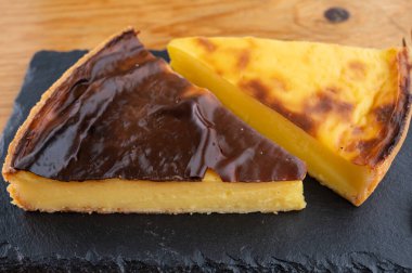 Tatlı tatlı, peynirli kek ya da kremalı turta, yaklaşın.