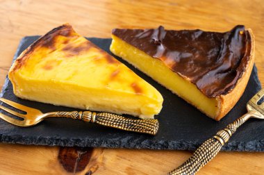 Tatlı tatlı, peynirli kek ya da kremalı turta, yaklaşın.