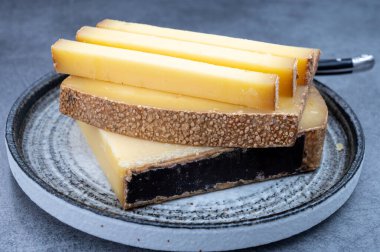 Fransız sarı peynir kontu, çeşitli pastörize edilmemiş inek sütü Prestij, meyveli meyve aromalı meyve ve Vieille Rezervi.