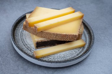 Fransız sarı peynir kontu, çeşitli pastörize edilmemiş inek sütü Prestij, meyveli meyve aromalı meyve ve Vieille Rezervi.