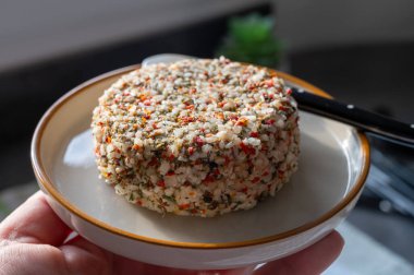 Fransız peyniri koleksiyonu, taze beyaz keçi peyniri aromatik otlar, sarımsak, maydanoz ve kırmızı biberler.