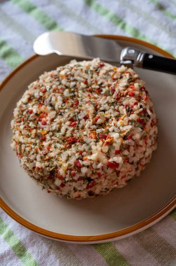 Fransız peyniri koleksiyonu, taze beyaz keçi peyniri aromatik otlar, sarımsak, maydanoz ve kırmızı biberler.