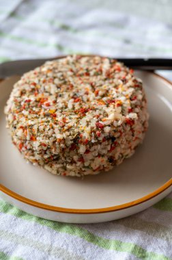 Fransız peyniri koleksiyonu, taze beyaz keçi peyniri aromatik otlar, sarımsak, maydanoz ve kırmızı biberler.