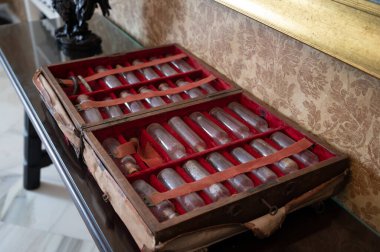 Pazarlama ve rekreasyon için şarap şişeleri ve Sherry numuneleri içeren eski model bir seyahat çantası, Jerez de la Frontera, Endülüs, İspanya