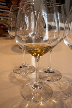 Fransa, Gironde Estuary 'nin sol kıyısında, Sauternes' de çok tatlı Bordeaux beyaz şarabı tatmak. Restoranda servis edilen beyaz tatlı Fransız şarabı.