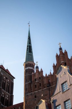 Polonya 'nın Gdansk şehrinin eski orta kesiminde güneşli yaz gününde renkli cepheler ve binalar
