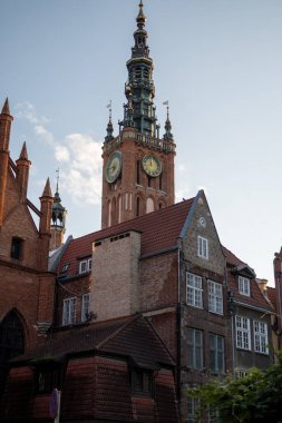 Polonya 'nın Gdansk şehrinin eski orta kesiminde güneşli yaz gününde renkli cepheler ve binalar