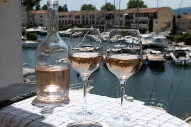 Bir bardak soğuk gül gris Cote de Provence şarabı Port Grimaud limanında, yaz tatili Provence, Fransa 'da Fransız Riviera' sında, şarap tatma